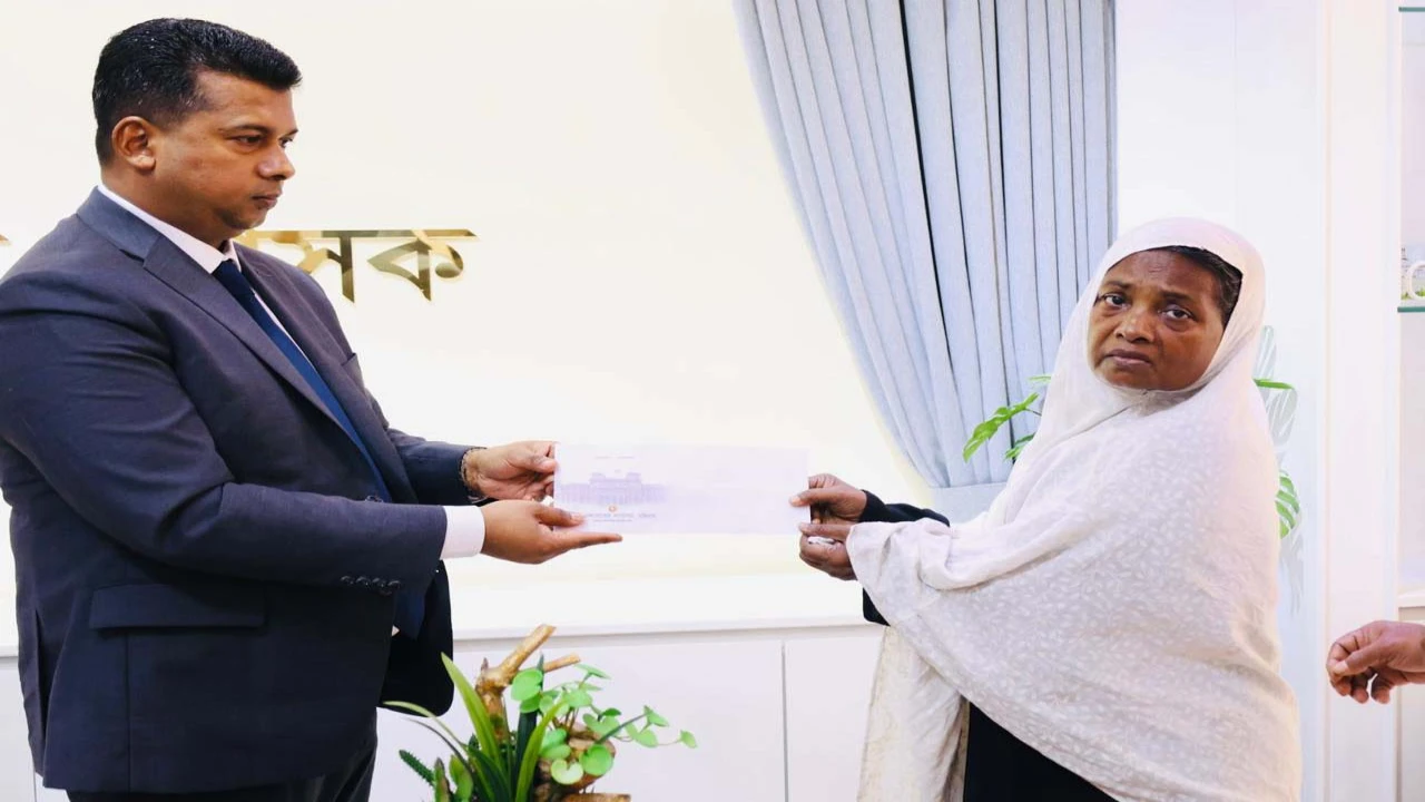 ৫৩ বছরেও স্বীকৃতিহীন শহীদ এএসআই আব্দুল লতিফের পরিবারের পাশে চট্টগ্রামের ডিসি