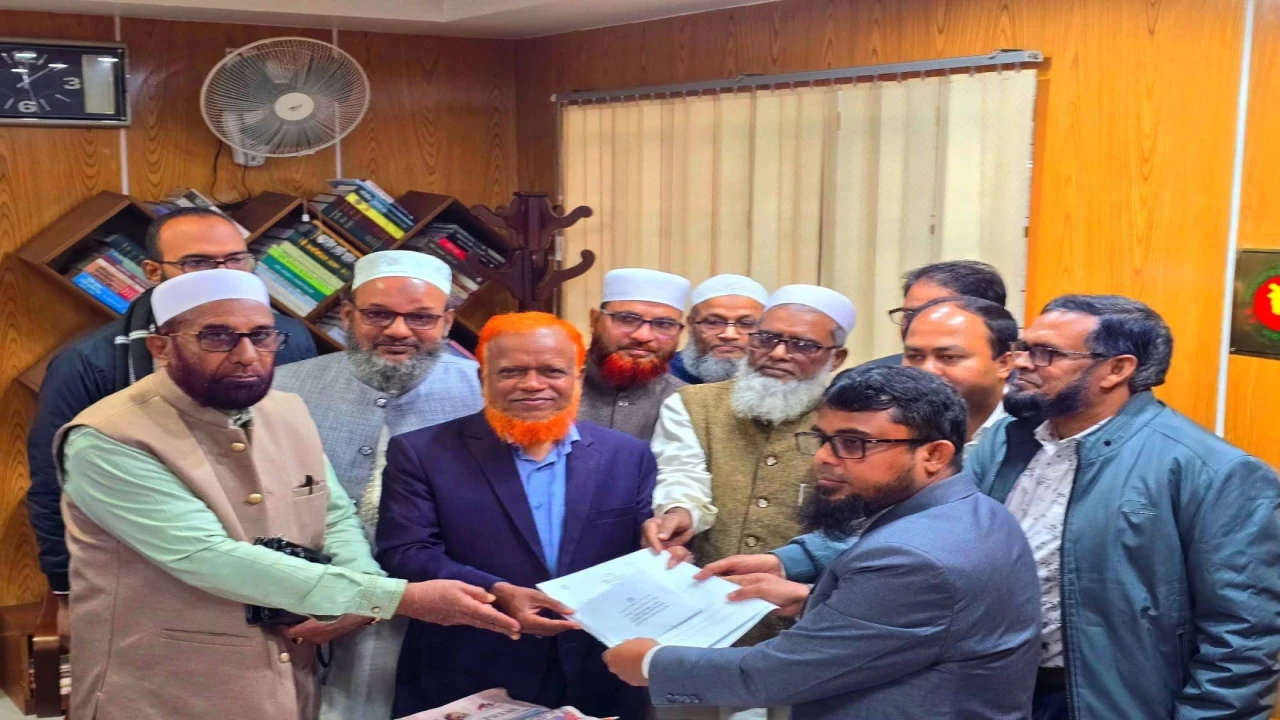 চাঁপাইনবাবগঞ্জ-৩ আসনে জামায়াত নেতা নূরুল ইসলাম বুলবুলের মনোনয়ন ফরম সংগ্রহ