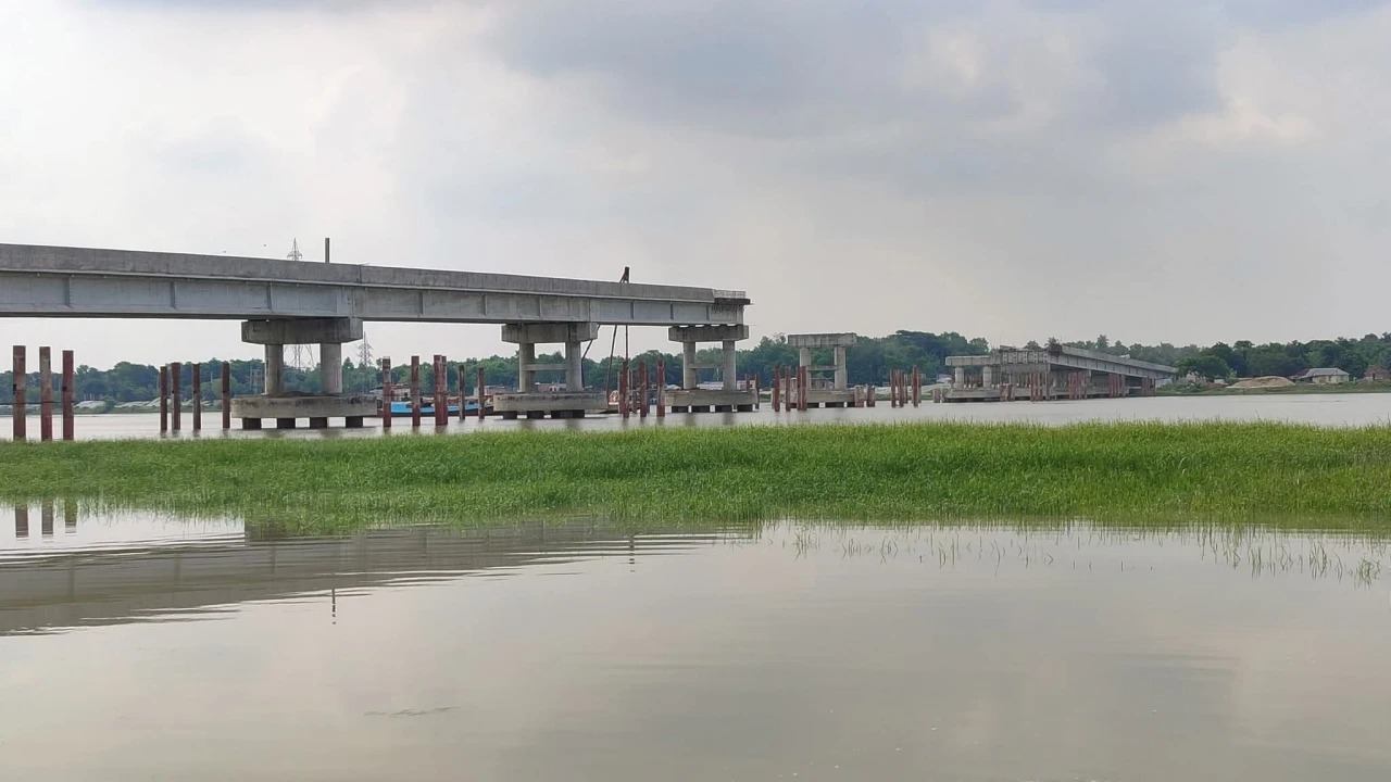 দেড় বছরের কাজ ৮ বছরেও শেষ হয়নি, নির্মাণ ব্যয় দ্বিগ...