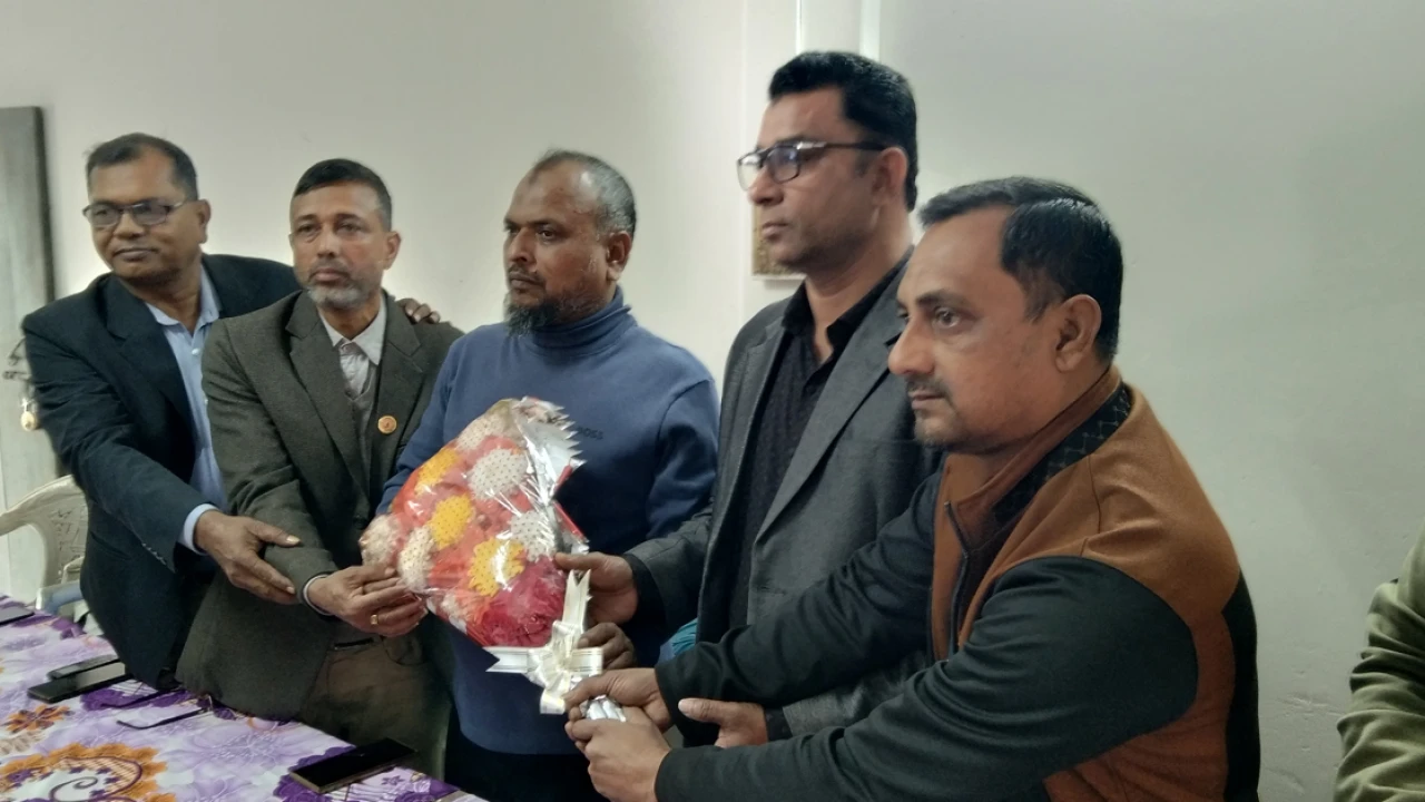 নড়াইলে সাংবাদিকদের সাথে ধানের শীষ প্রার্থী মনিরুলে...