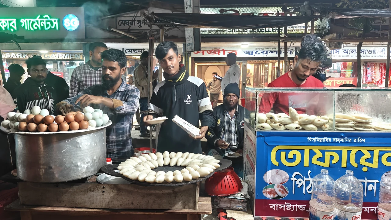 ফুলপুরে ডিম ও পিঠা বিক্রি করে স্বাবলম্বী মঞ্জুরুল...