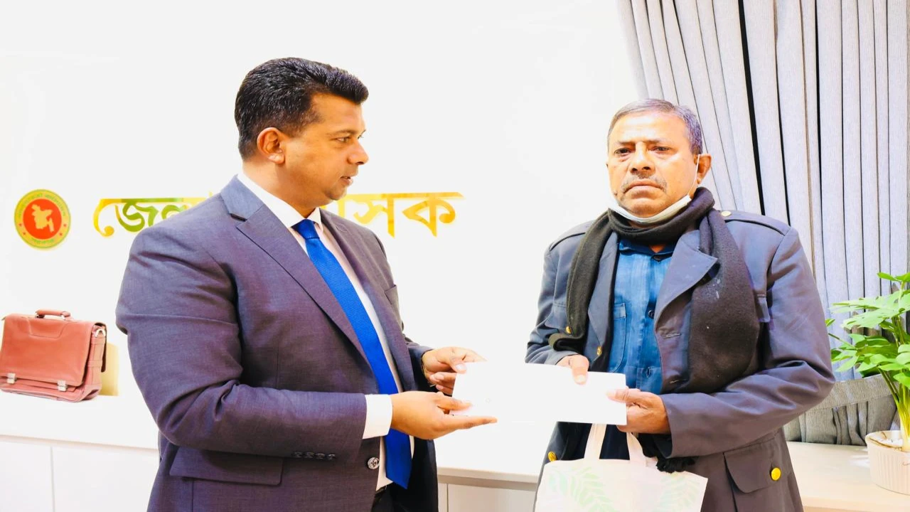 অসুস্থ শিক্ষকের পাশে মানবিক ডিসি জাহিদ...