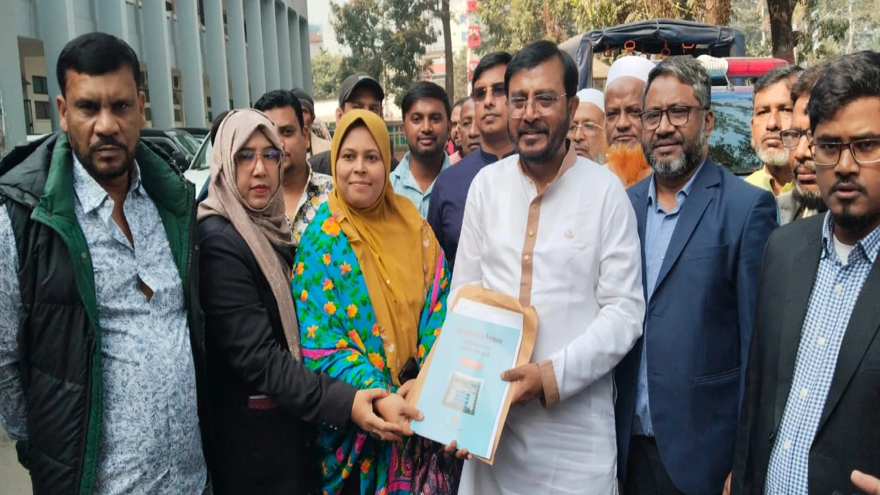 এবি পার্টির চেয়ারম্যান মজিবুর রহমান মঞ্জুর মনোনয়নপত্র সংগ্রহ