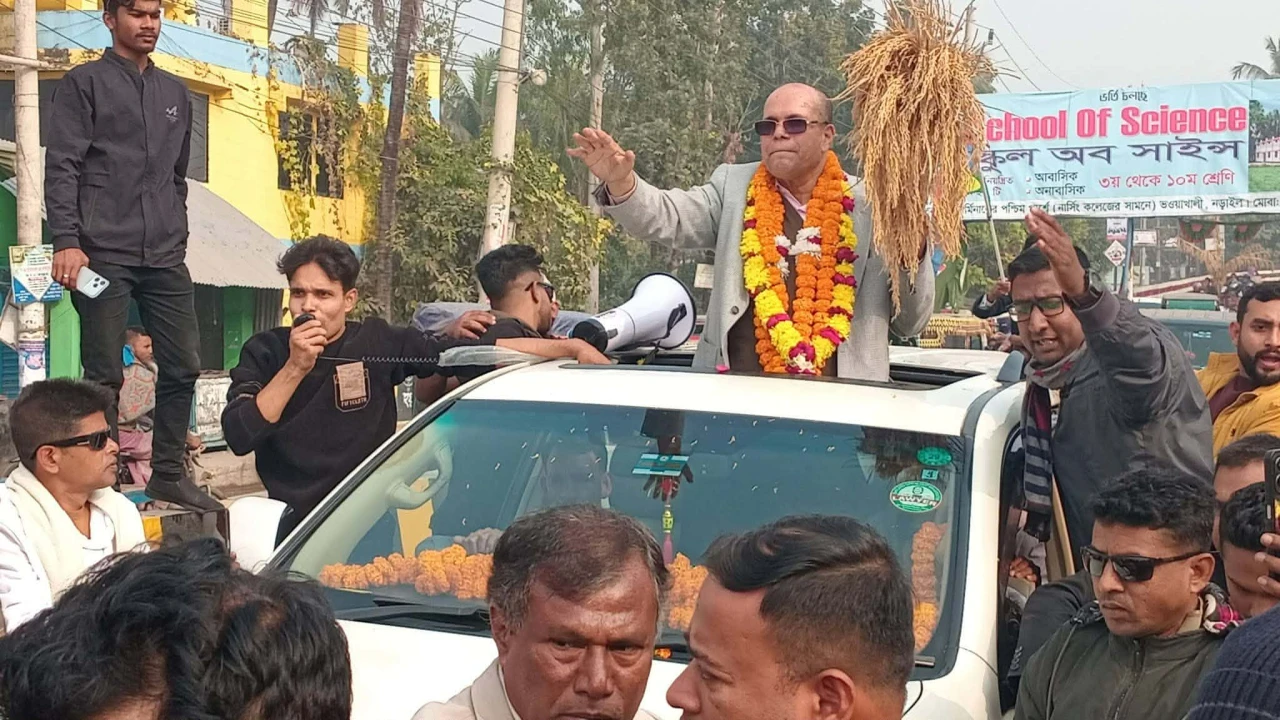 নড়াইল-২ আসনে ধানের শীষের প্রার্থী ফরহাদকে ফুলেল সং...