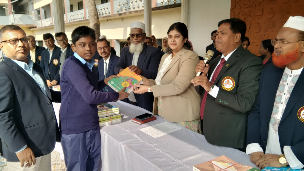 নড়াইলে বিনামূল্যে বই বিতরণের উদ্বোধন: নতুন বই পেয়ে...