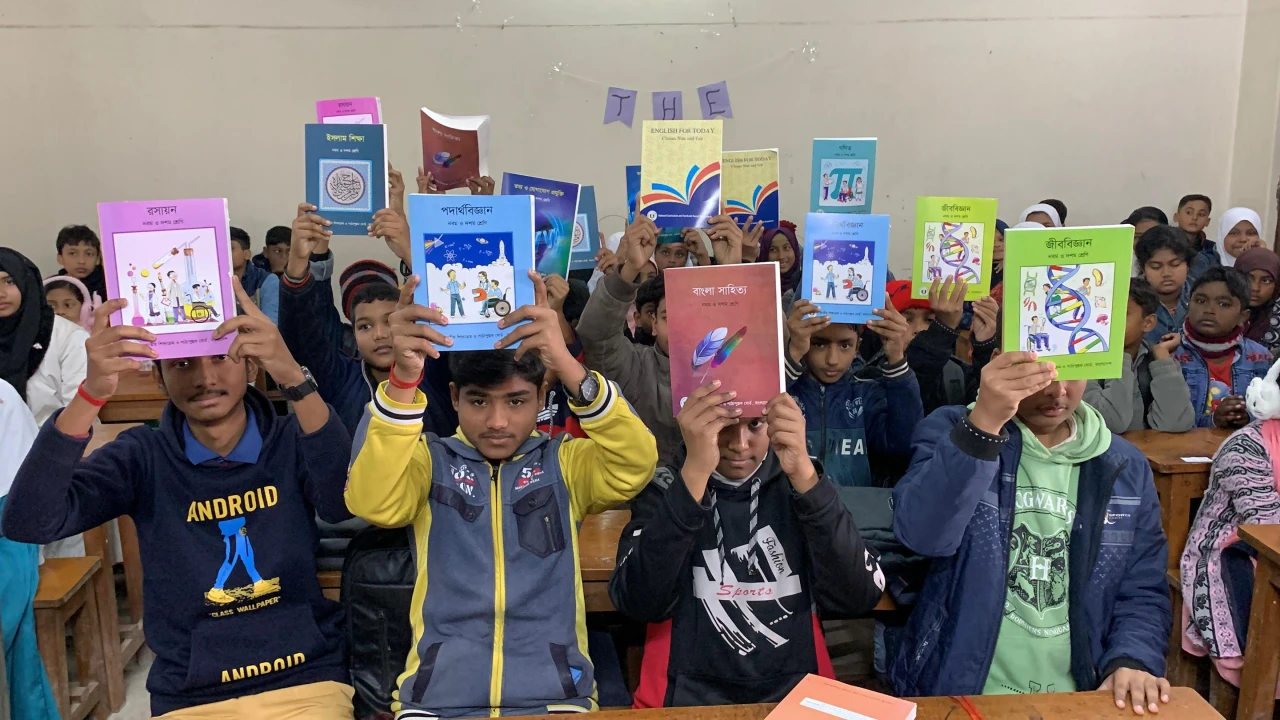 রাজশাহীতে নতুন বছরের প্রথম দিনে শিক্ষার্থীদের হাতে পাঠ্যবই বিতরণ