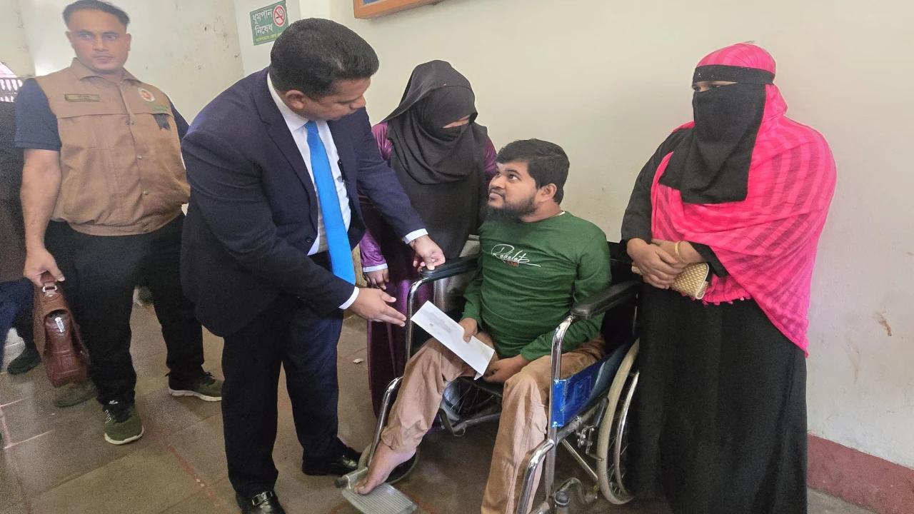 একদিনেই সাড়া দিলেন মানবিক ডিসি...