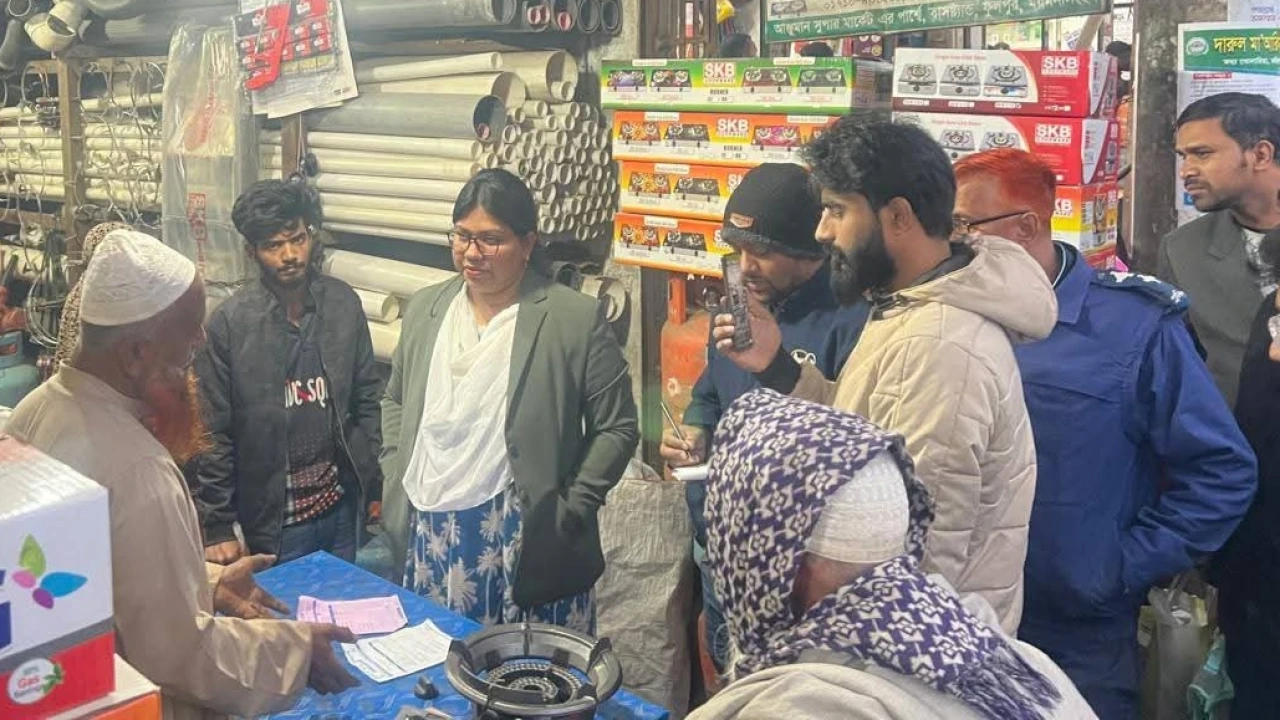 ফুলপুরে এলপিজি গ্যাসের দোকানে প্রশাসনের মোবাইল কোর...