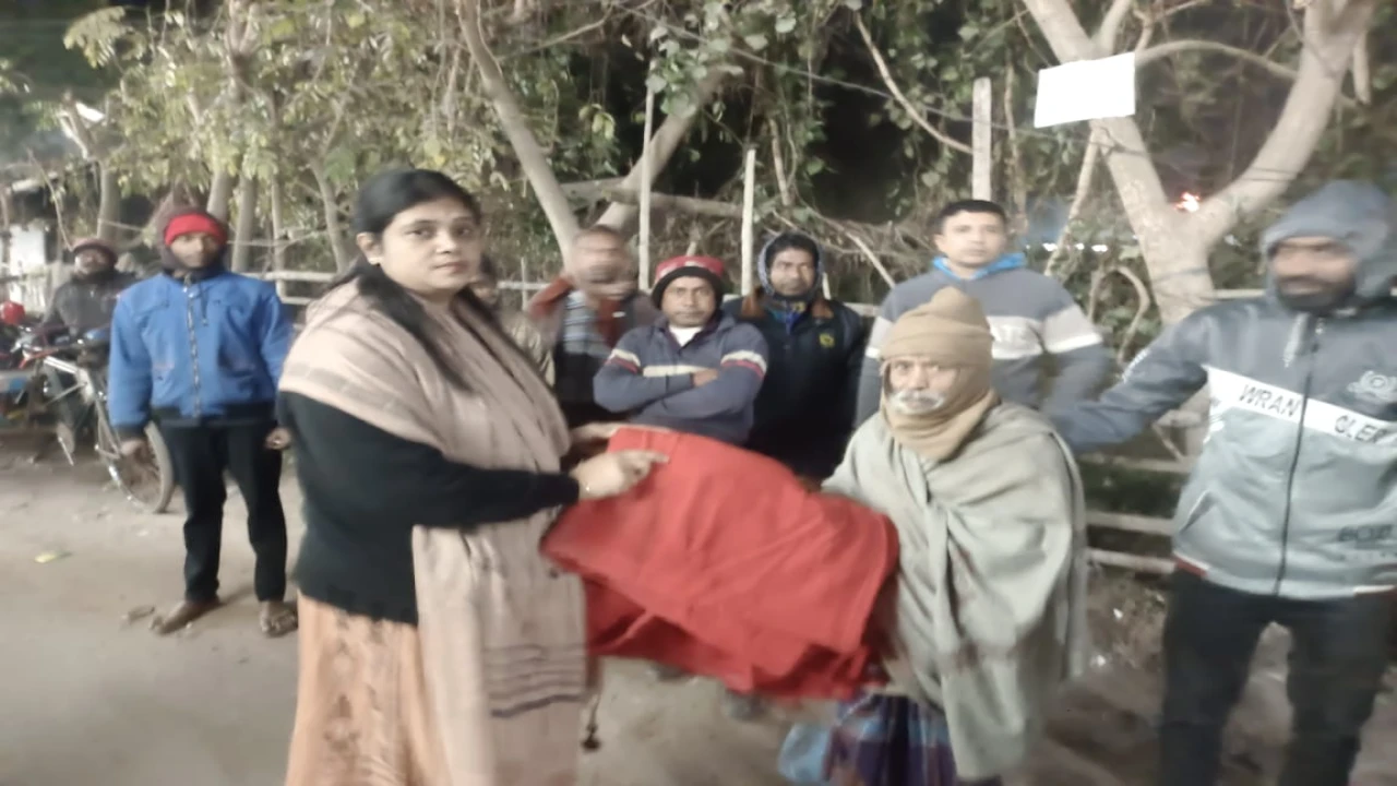 নড়াইলের লোহাগড়ায় শীতার্তদের মাঝে ইউএনও'র কম্বল বিতরণ