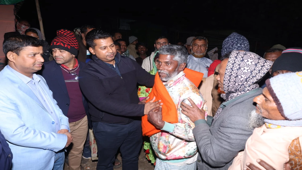 গভীর রাতে উষ্ণতা ছড়ালেন মানবিক ডিসি জাহিদ