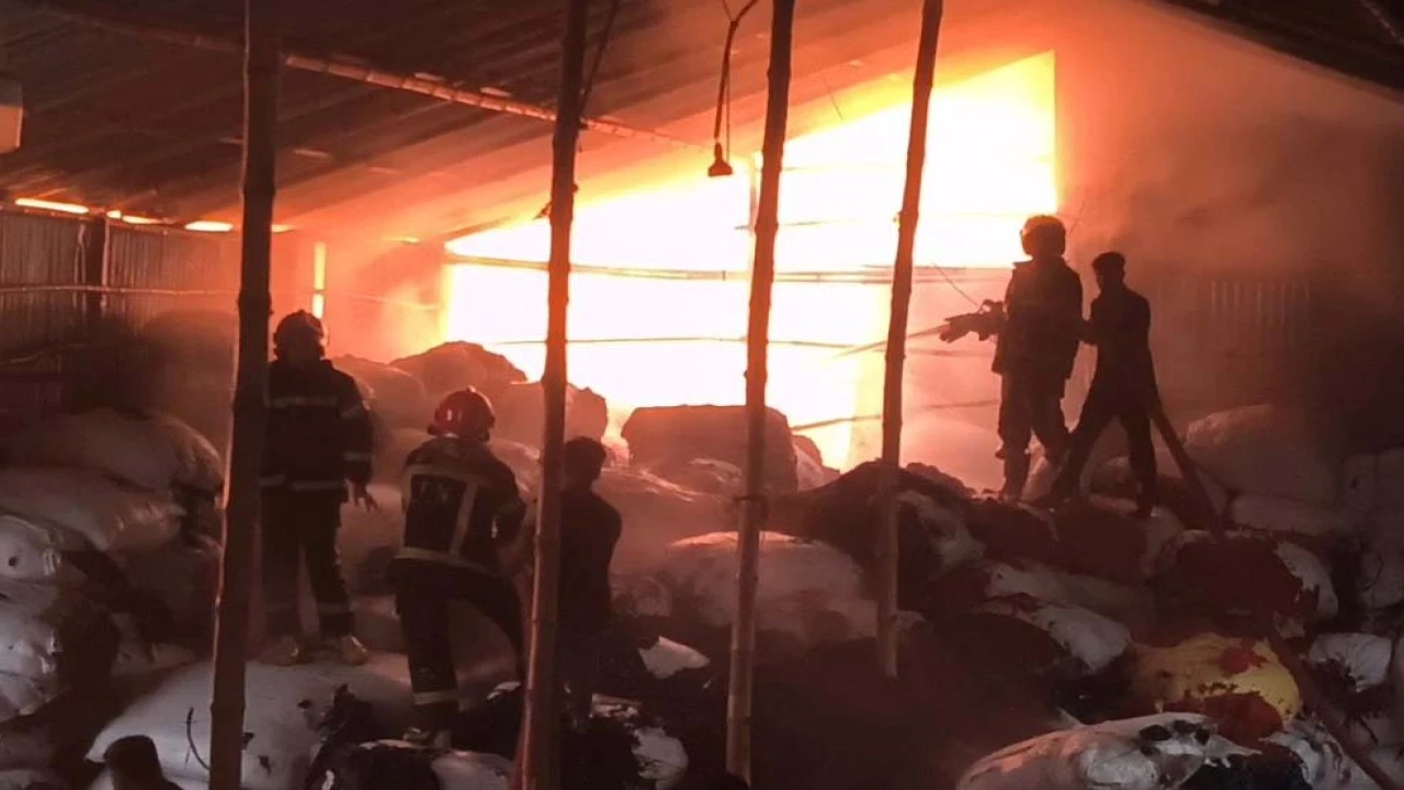 গাজীপুরে ভয়াবহ অগ্নিকান্ডে পুড়েছে ঝুটের অর্ধশতাধিক গোডাউন