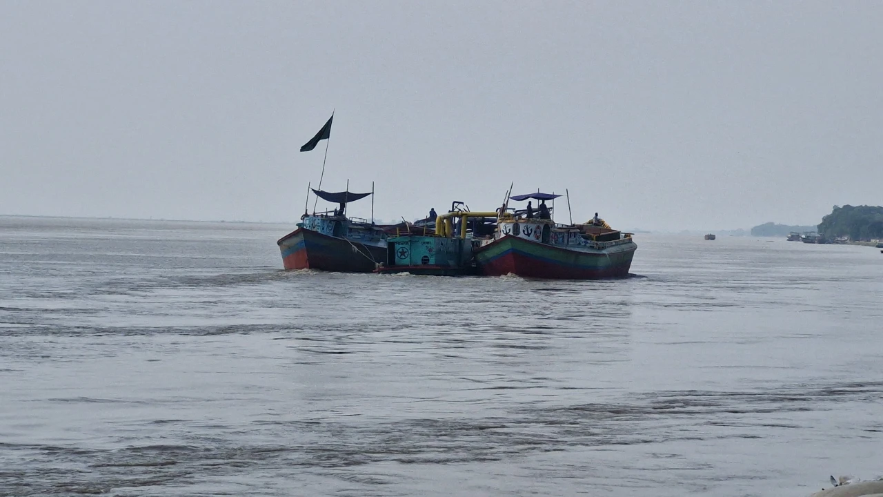 ভারতীয় জলসীমা ব্যবহার করে আসছে বাল্কহেড-নৌযান, আতঙ...