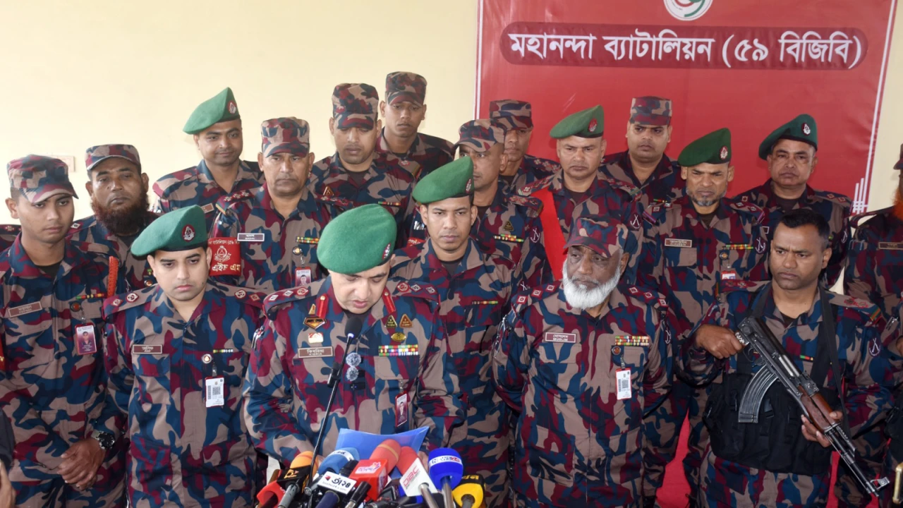 আজমতপুর সীমান্তে থেকে ২টি বিদেশি শুটারগান ও  ৯রাউন...