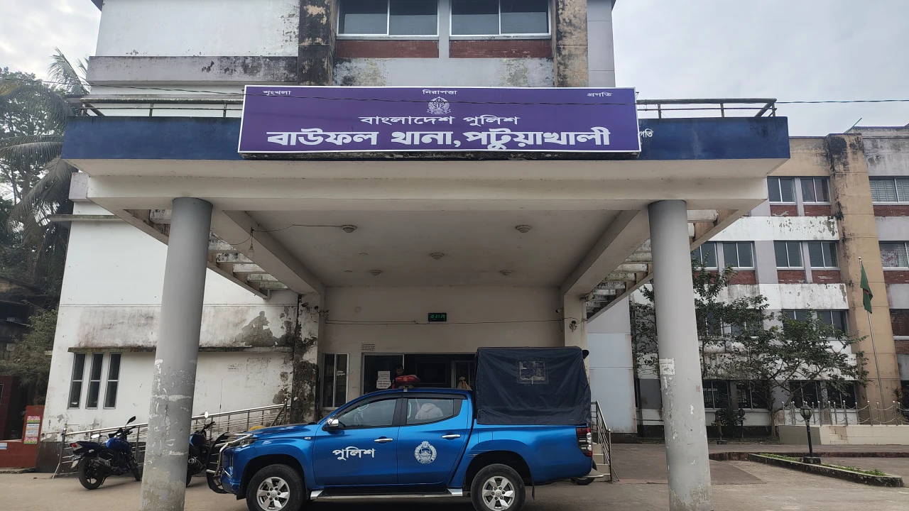 বাউফলে দুই বান্ধবীকে ধর্ষণের ঘটনায় ধর্ষকের মা গ্রে...