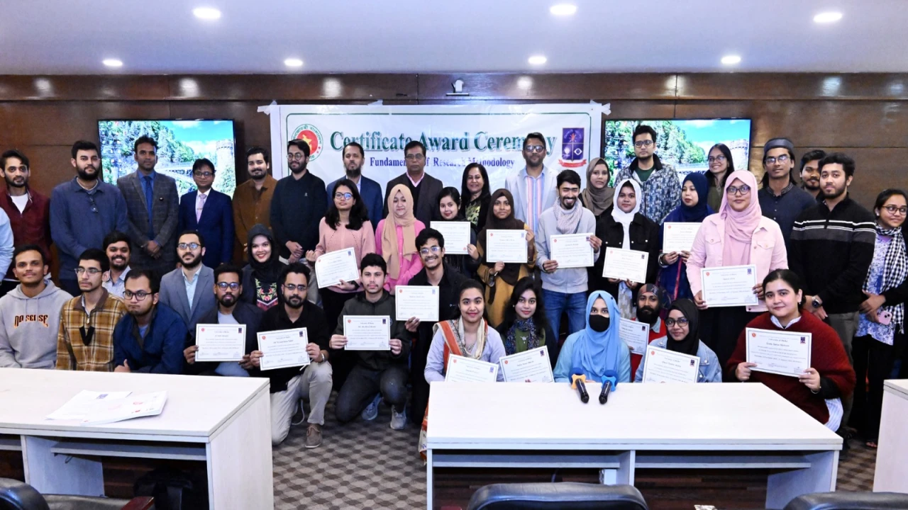 রিসার্চ মেথডলোজি প্রোগ্রামের সমাপনী ও সনদ বিতরণ