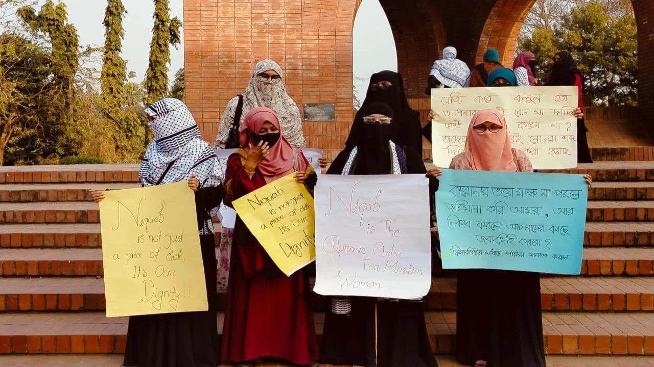 নিকাব নিয়ে বিএনপি নেতার অবমাননাকর বক্তব্যে জাবিতে ইসলামি ছাত্রীসংস্থার মানববন্ধন