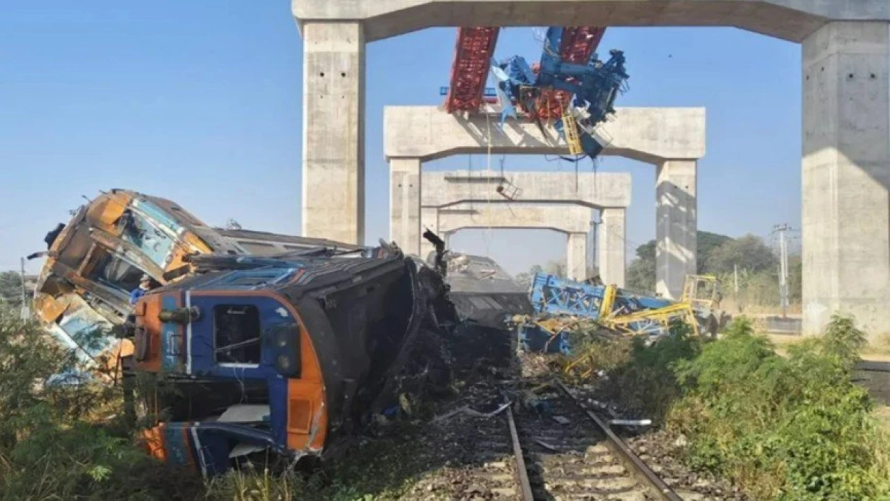 ট্রেনের ওপর ক্রেন পড়ায় ২২ জনের প্রাণহানি, আহত ৩০