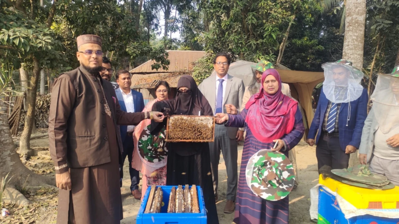 ডেফুলিয়া মাঠে মা মৌ খামার পরিদর্শন করেছেন ঢাকা পরিকল্পনা কমিশন