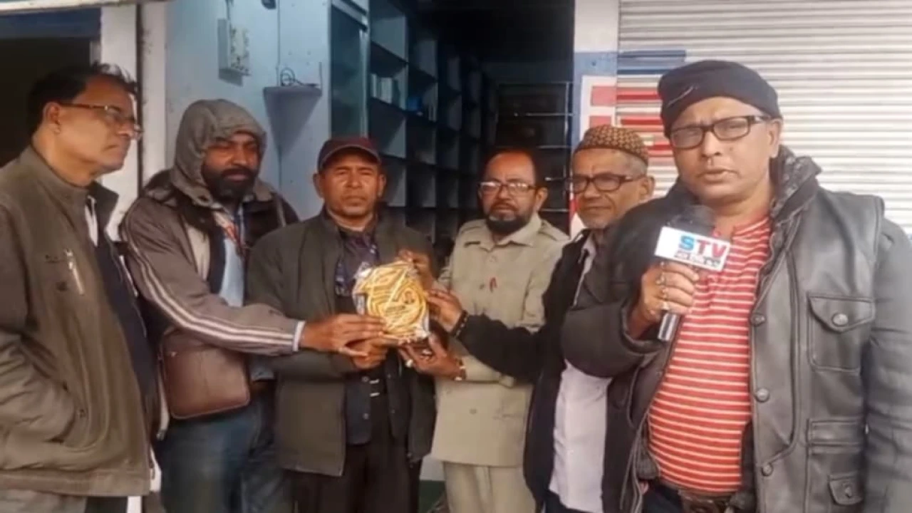 বর্ষসেরা সাংবাদিক নির্বাচিত হওয়ায় প্রেসক্লাব শাল...