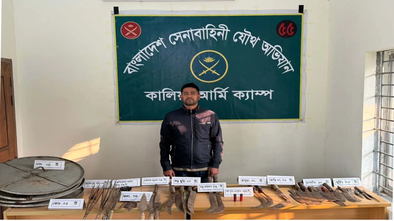 কালিয়ার নড়াগাতিতে যৌথ অভিযানে বিপুল দেশীয় অস্ত্র উ...