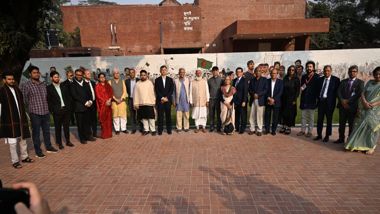 জুলাই গণ-অভ্যুত্থান স্মৃতি জাদুঘর পরিদর্শনে প্রধান উপদেষ্টা