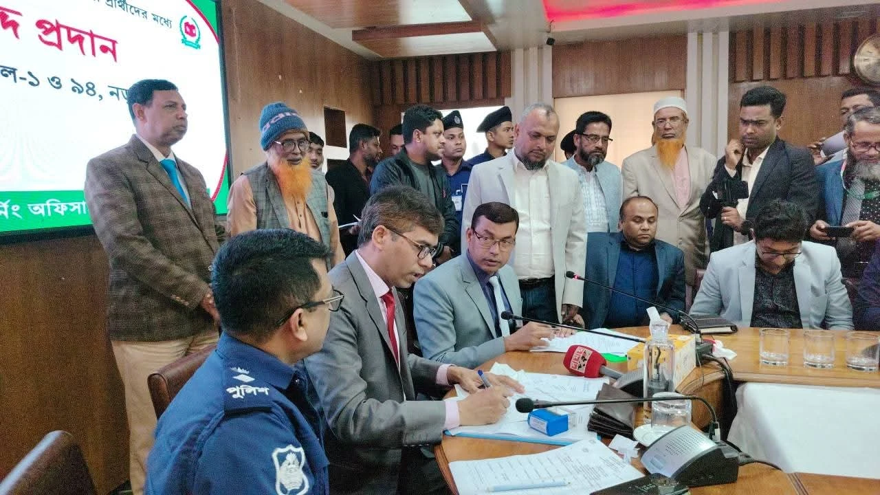 নড়াইল দুইটি আসনে প্রতীক পেয়েই প্রচারণায় নেমেছেন প্...