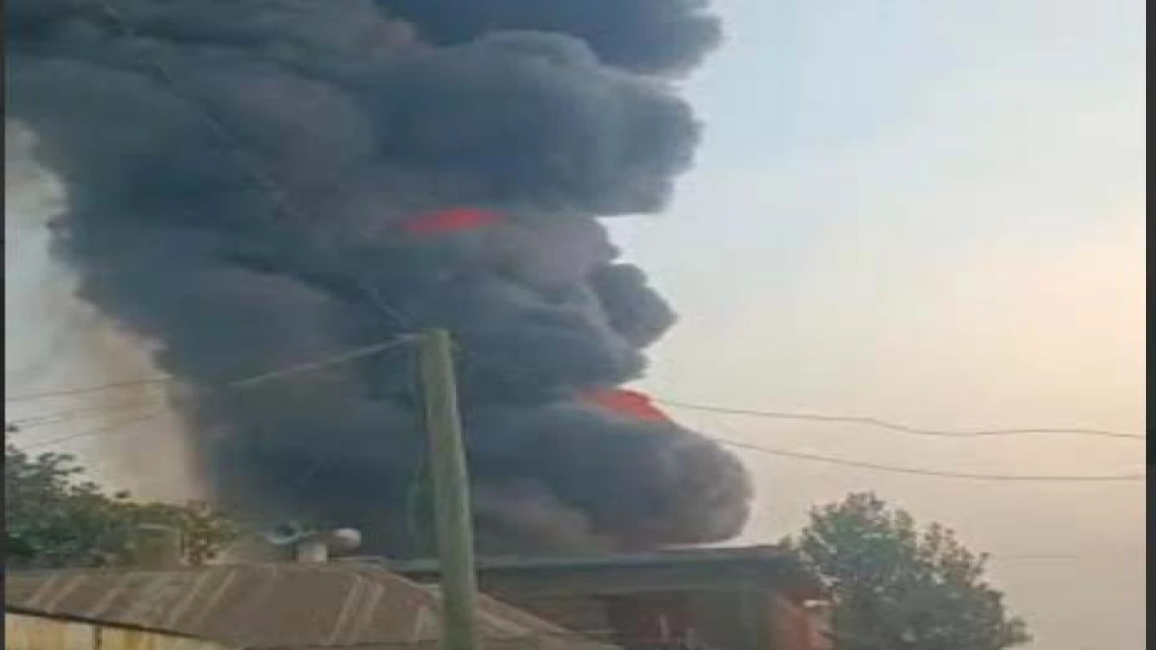 রামচন্দ্রপুর বাজার ভয়াবহ আগুনে পুড়ল ৭০ লাখ টাকা জ্বালানি তেলের দোকান 