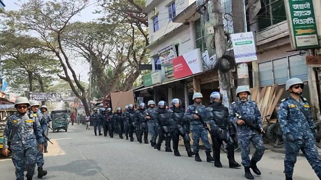 ভোলায় আইন-শৃঙ্খলা নিয়ন্ত্রণে নৌবাহিনীর অভিযান...