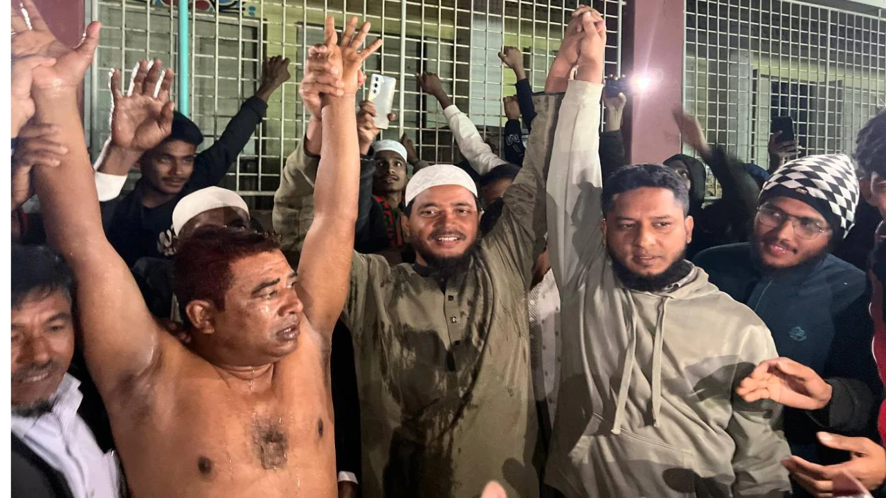 বাউফলে দুধ দিয়ে গোসল করে বিএনপি ছেড়ে ৩০০ নেতাকর্মীর জামায়াতে গণযোগদান