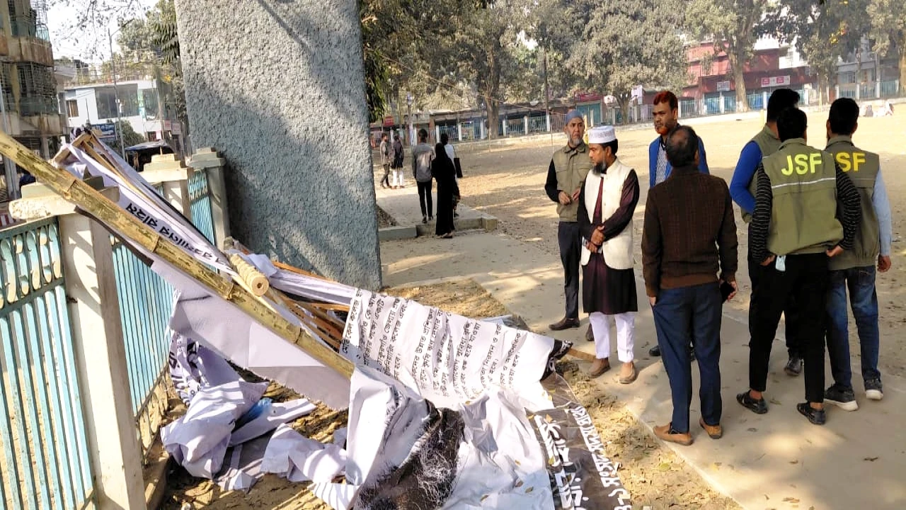 ঠাকুরগাঁওয়ে জামায়াত প্রার্থীর বিলবোর্ড ভাঙচুরের অভ...