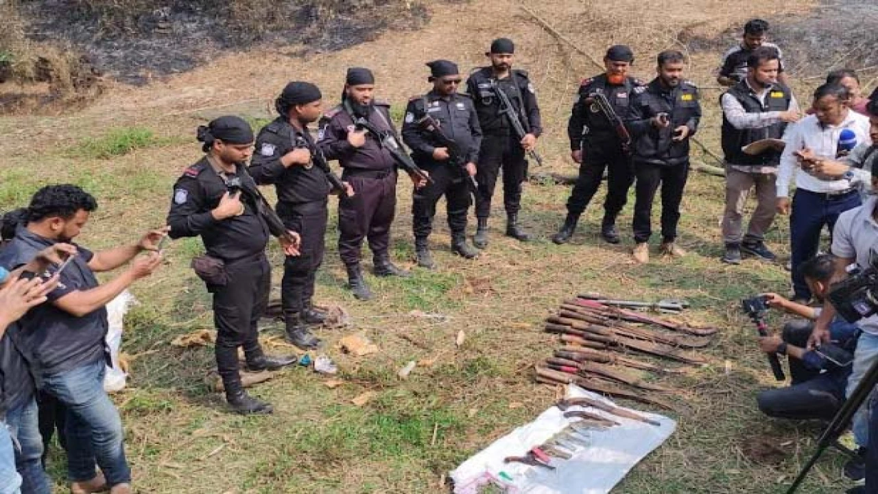 কুমিল্লার কটকবাজারে পুকুর সেঁচে র্যাবের অস্ত্র উদ্...