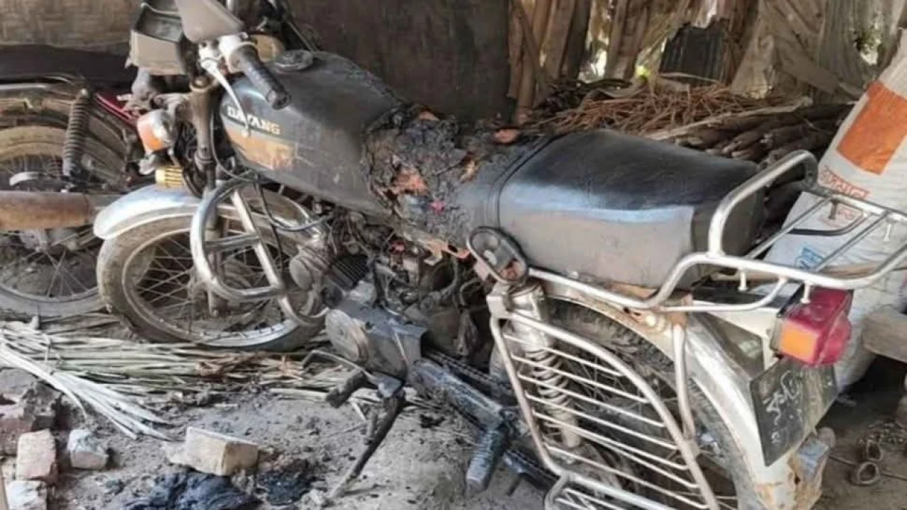 নড়াইল সদর উপজেলায় জামায়াত নেতার মোটরসাইকেলে অগ্নিস...