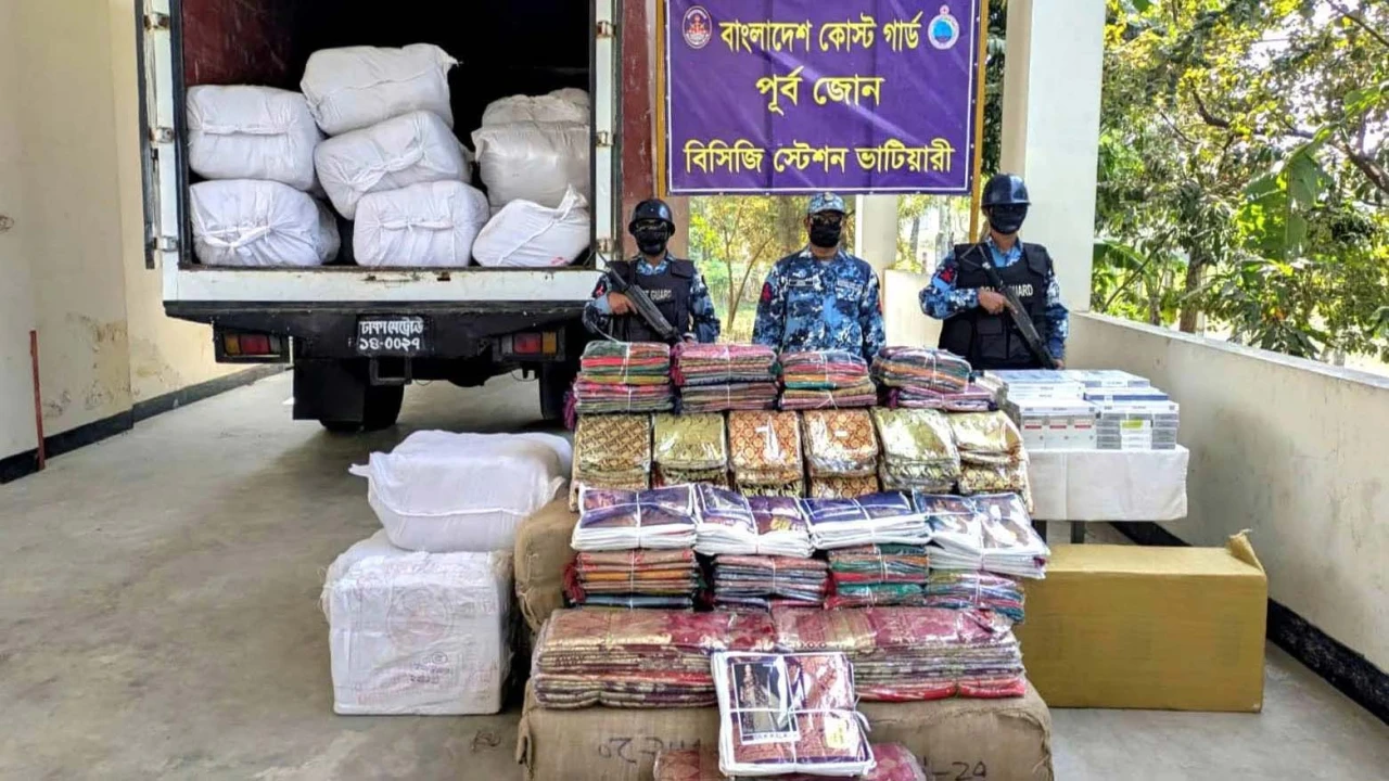 সীতাকুণ্ডে প্রায় ৯ কোটি টাকার ভারতীয় বস্ত্র ও সিগা...