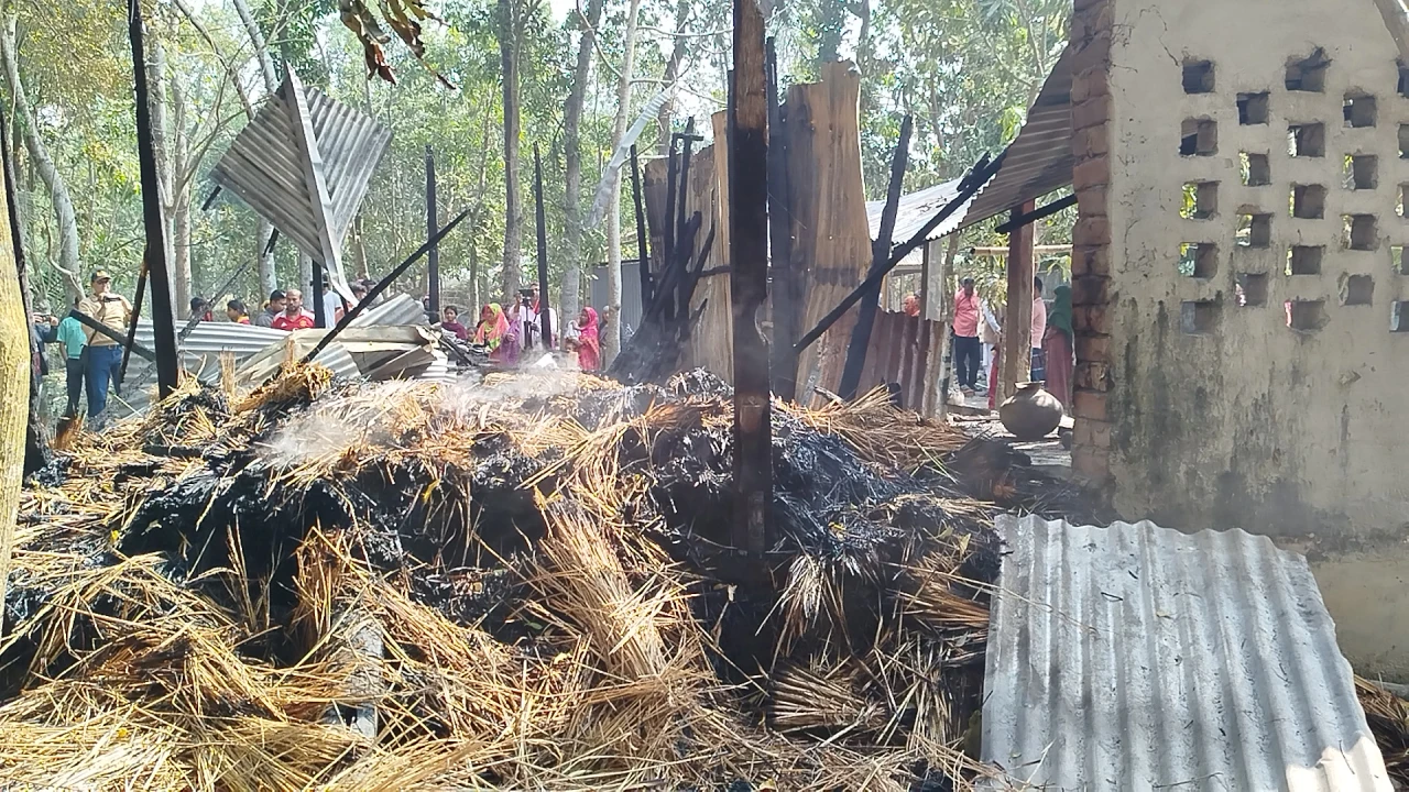 বিদ্রোহী প্রার্থীর পক্ষে কাজ করায় নড়াইল-২ আসনে বাড়িতে অগ্নিসংযোগের অভিযোগ