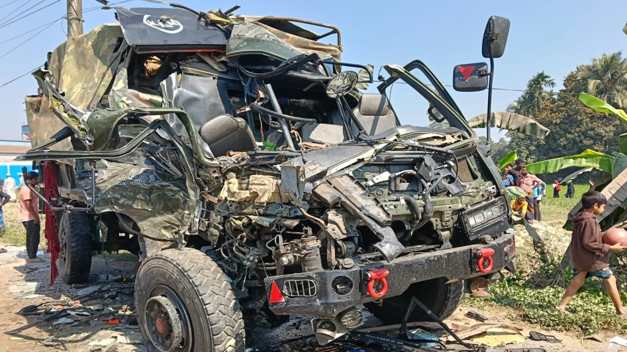 ফুলপুরে বাস ও সেনাবাহিনীর গাড়ির ভয়াবহ সংঘর্ষ...