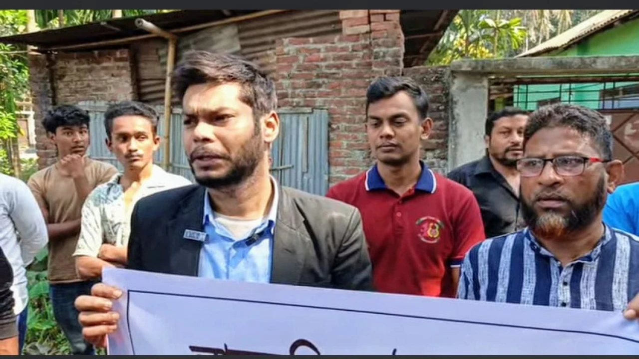 লালমনিরহাটে দেয়াল ঘিরে ক্ষোভ: ৩০ পরিবারের চলাচল বন...