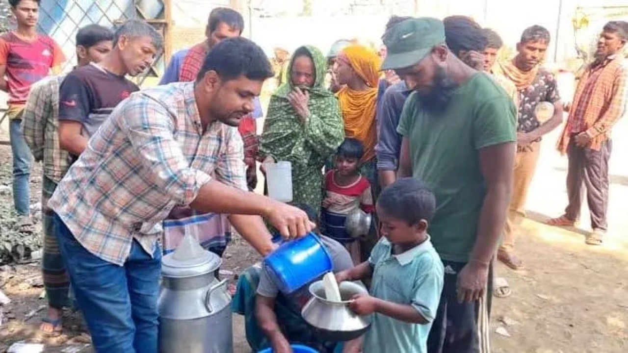 রমজান উপলক্ষে মূল্য কমিয়ে ১০ টাকা লিটারে দুধ বিক্র...