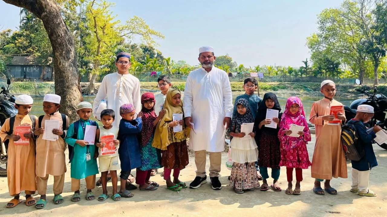 ফুলপুরে রমজান উপলক্ষে কোরআন বিতরণ করলেন বিএনপি নেত...