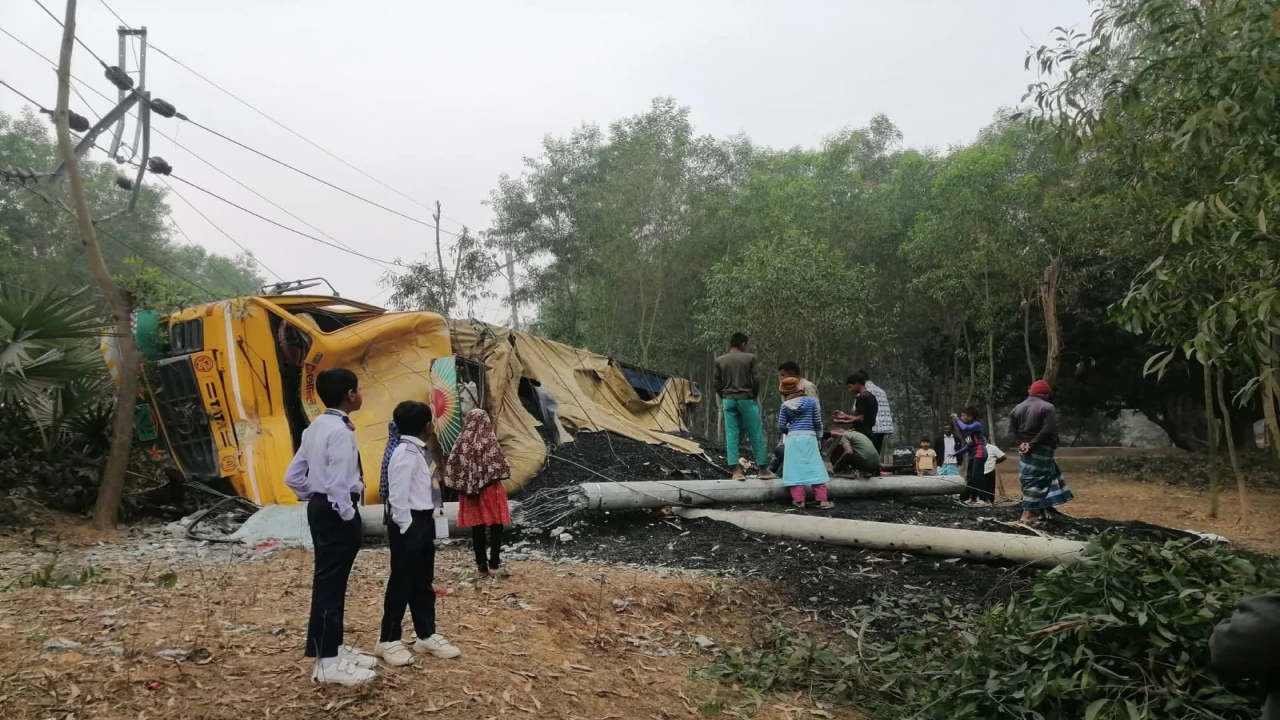 বড়পুকুরিয়া তাপ বিদ্যুৎ কেন্দ্র–এর ৩৩ কেভি লাইনে ট্...