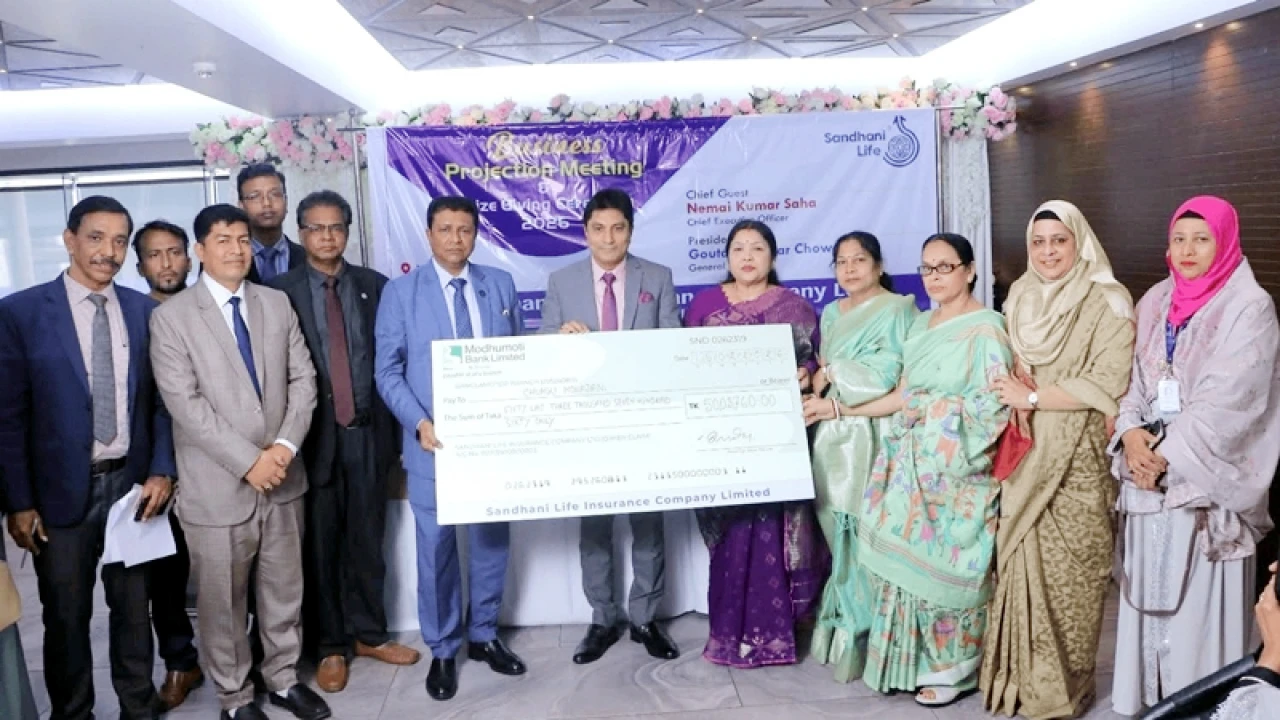 মেয়াদোত্তর বীমা দাবির চেক হস্তান্তর করল সন্ধানী লাইফ
