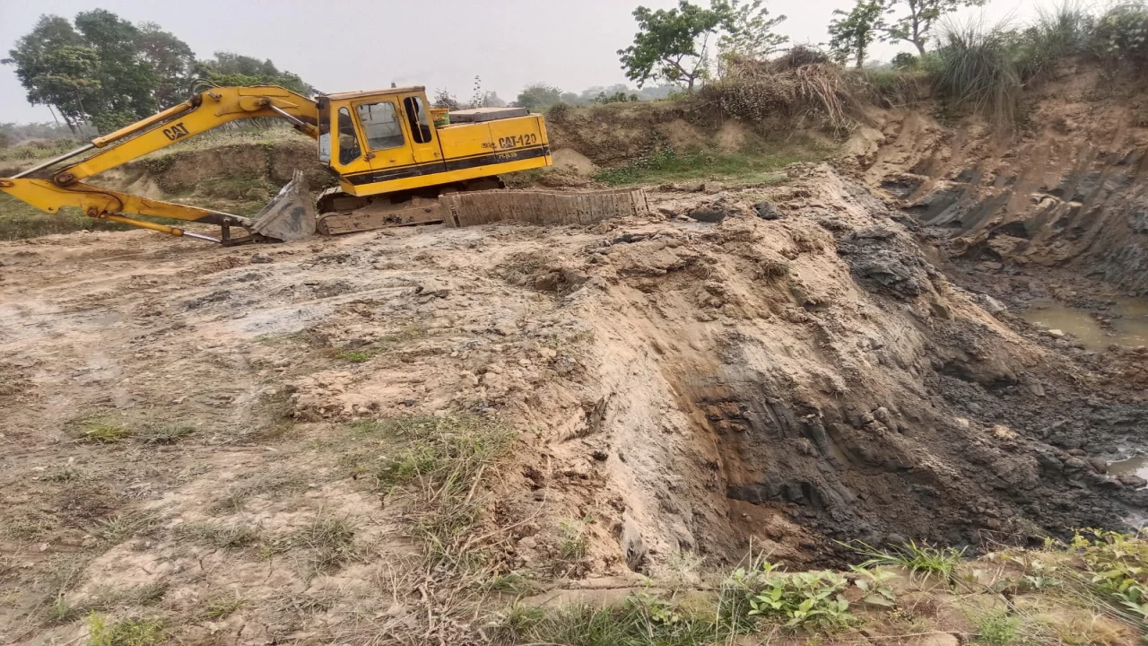 মুরাদনগরের গোমতী পাড়ের মাটি বিক্রি করছে ডা. অলি ভূঁইয়া