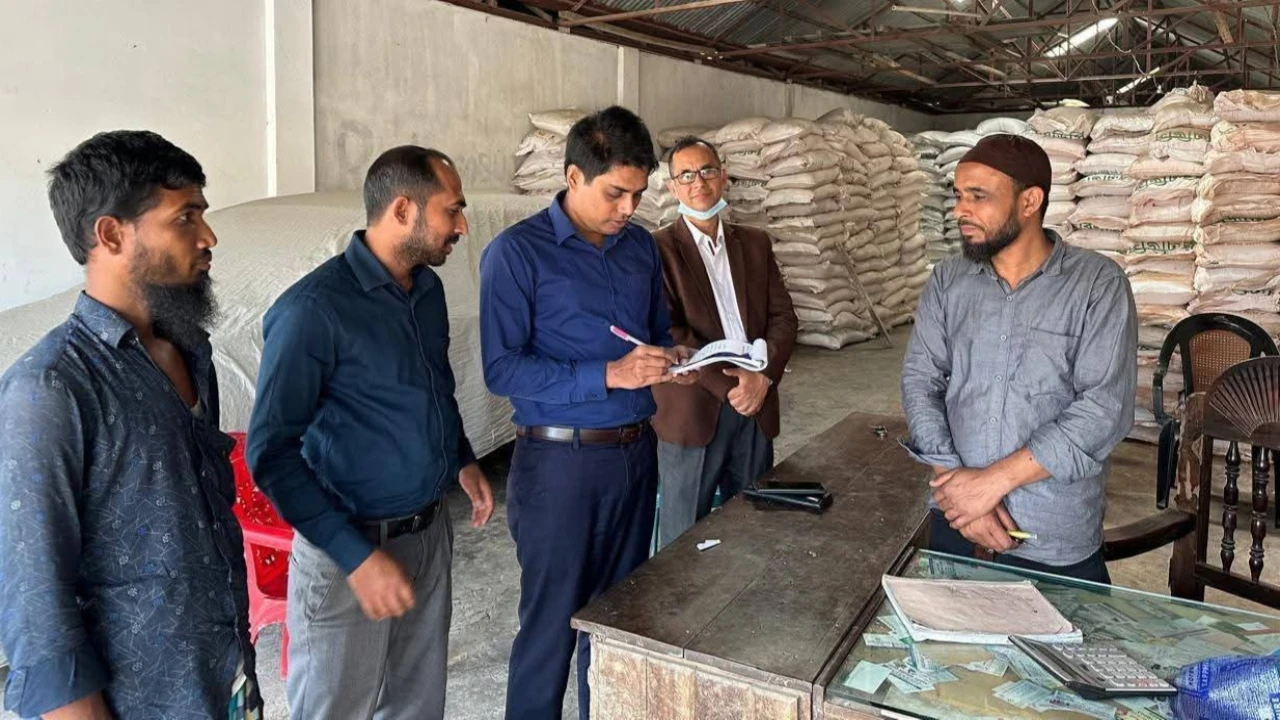 ফুলপুরে সার ব্যবসায়ীকে ভ্রাম্যমাণ আদালতের জরিমানা