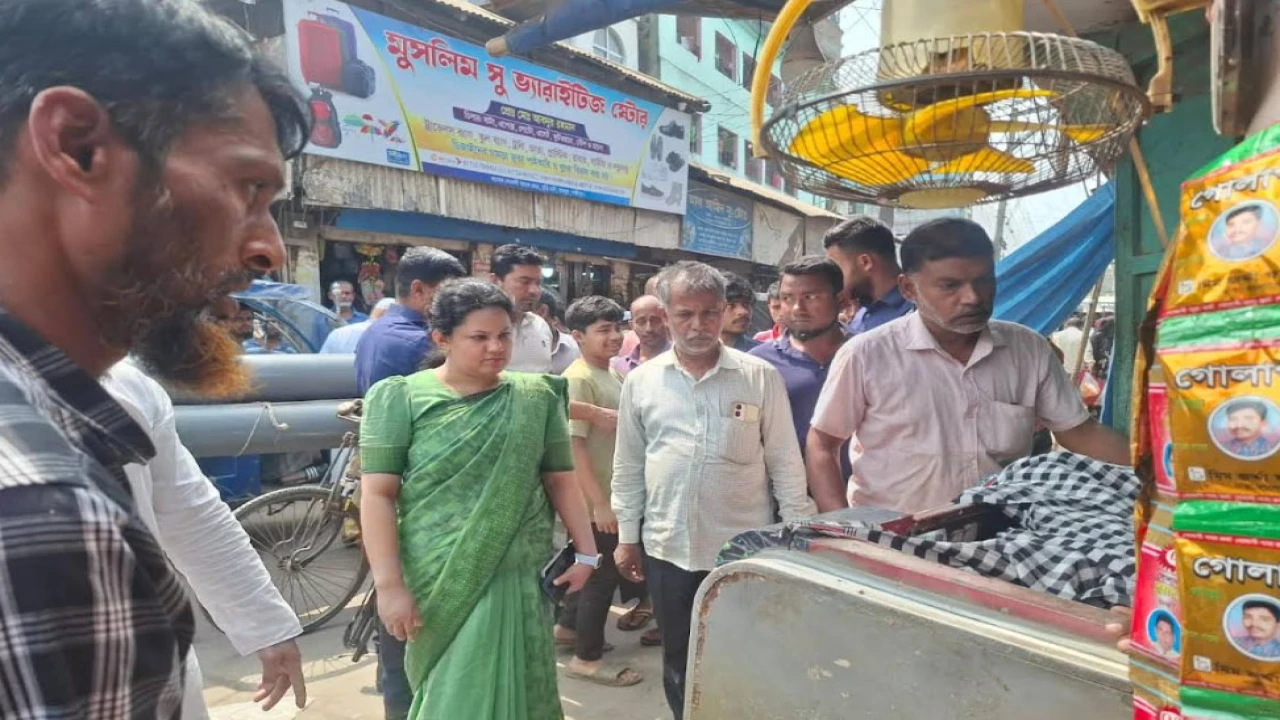 ফুটপাত দখলমুক্তে রায়পুরে মোবাইল কোর্টে জরিমানা