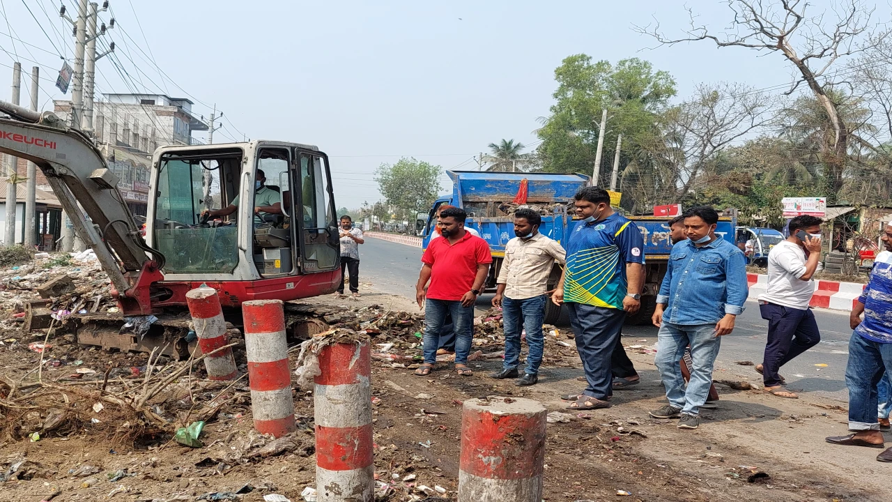 রাজবাড়ী পুলিশ লাইনের সামনের ময়লার ভাগাড়, পরিচ্ছন্ন করলেন আরিফুল ইসলাম রোমান 