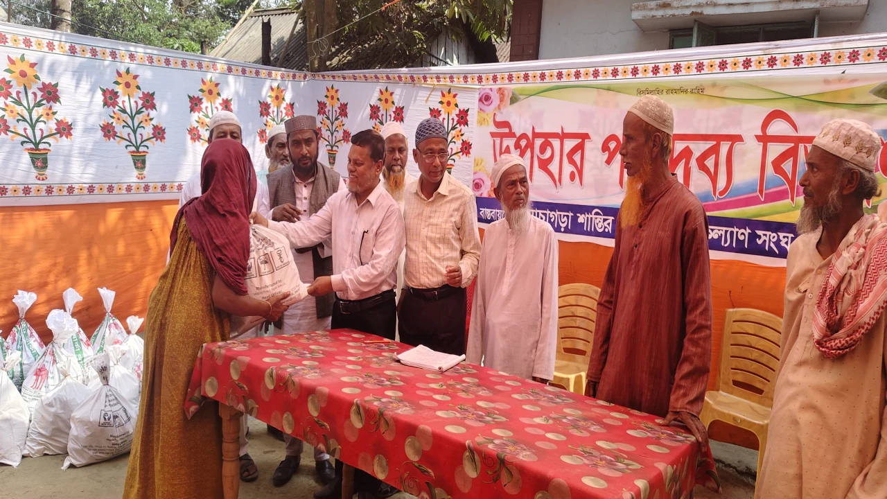 মোচাগড়া শান্তির নীড় সমাজ কল্যাণ সংঘের উদ্যোগে অসচ্ছল লোকদের মাঝে উপহার পণ্যদ্রব্য বিতরণ