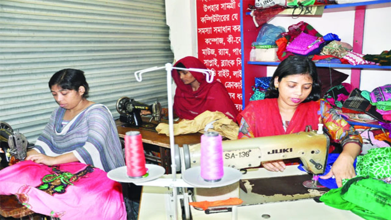 আসন্ন ঈদকে ঘিরে নড়াইলের গ্রামাঞ্চলে দর্জিদের ব্যস্ততা, বাড়তি আয়ের সুযোগ পাচ্ছেন অনেকেই