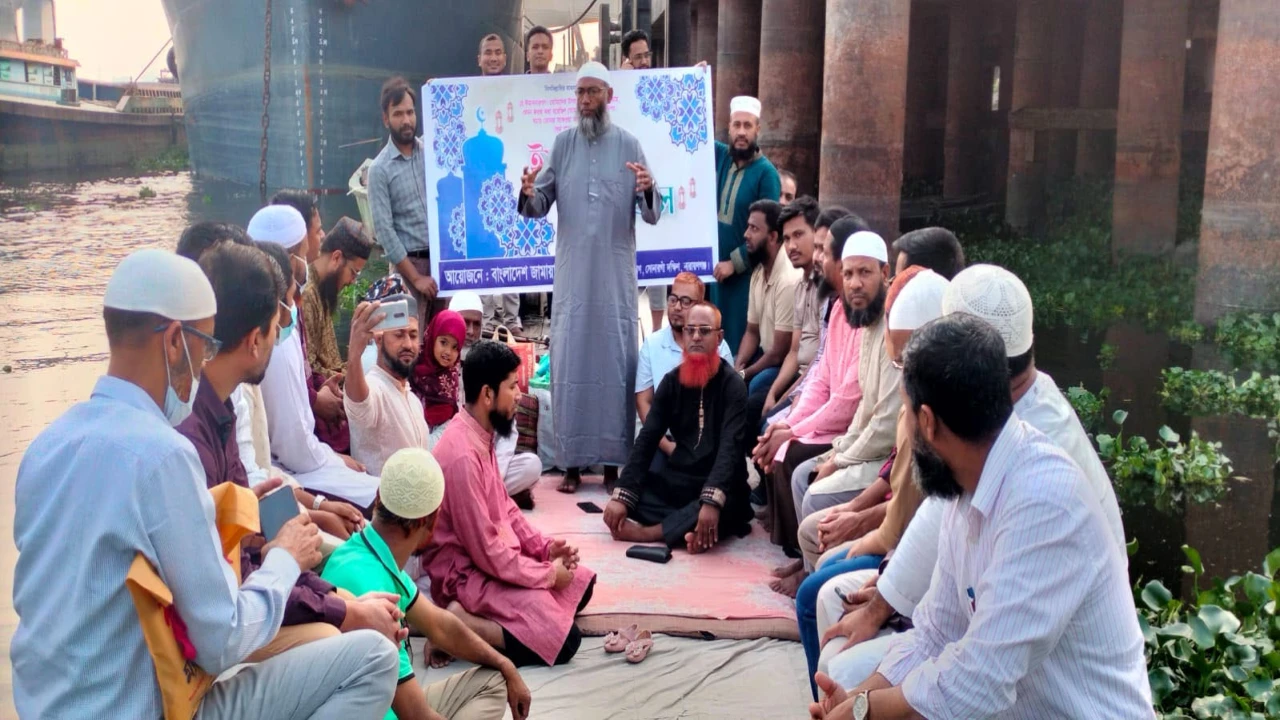মেঘনা নদীতে নৌভ্রমণের মাধ্যমে ইফতার মাহফিল