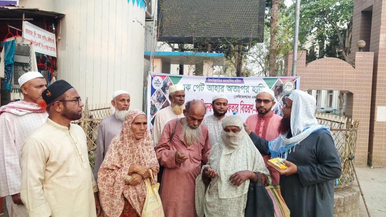 মাগুরায় একপেট আহার অতঃপর হাসি ও সেমিকোলন সংগঠনের ইফতার বিতরণ
