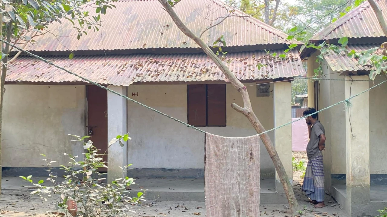 সরকারি আশ্রয়ন প্রকল্পে  চলে মাদক ব্যবসা, প্রতিবাদ করলেই বিপদ, যেতে হয়েছে জেলেও