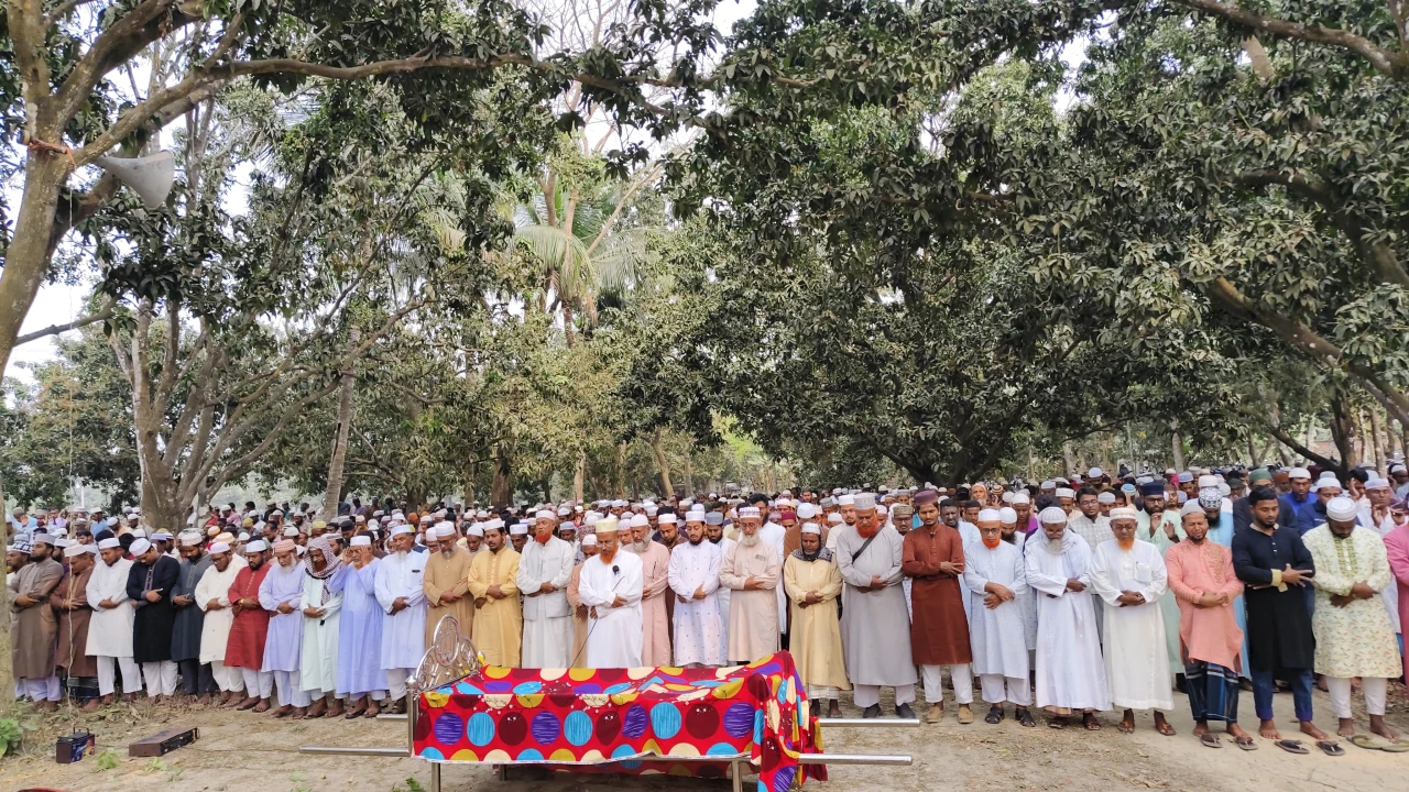 হাজারো গুণগ্রাহীর উপস্থিতিতে জামায়াত নেতার দাফন সম...